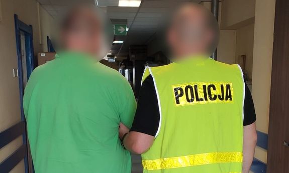 policjant z zatrzymanym
