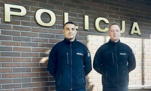 POLICJANCI POZUJĄ DO ZDJĘCIA