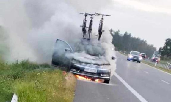 palący się samochód