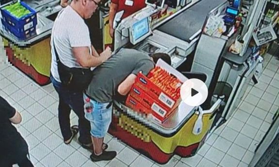 kadr z monitoringu, policjant poza służbą zatrzymał złodzieja