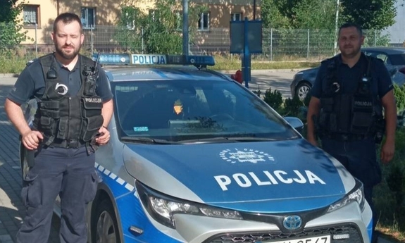 policjanci przy radiowozie