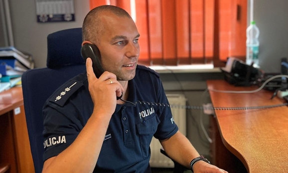 dyżurny na stanowisku rozmawia przez telefon