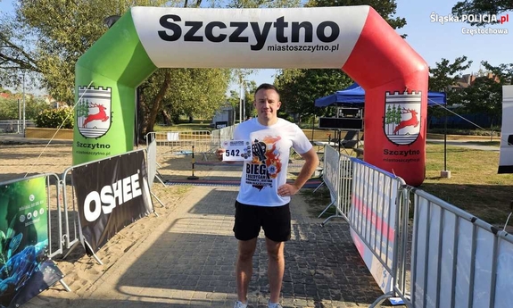Policjant w stroju sportowym na mecie