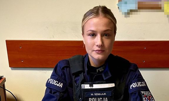 policjantka siedzi przy biurku