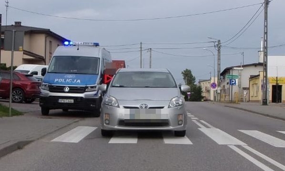 miejsce zdarzenia. Samochód osobowy stoi na przejściu dla pieszych, za nim radiowóz policyjny.