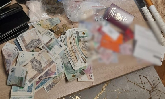 zabezpieczone przez katowickich policjantów narkotyki i pieniądze