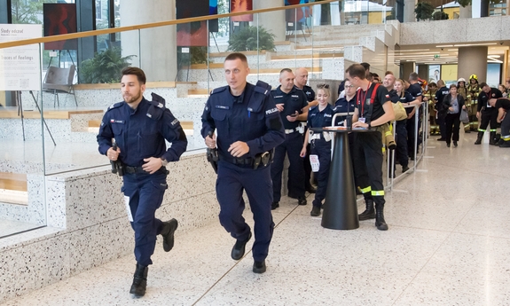 policjanci na starcie biegu