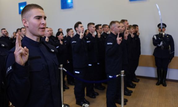 policjant ślubuje