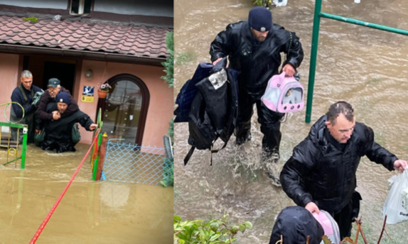policjanci pomagają poszkodowanym w powodzi