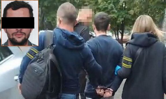 policjanci idą z zatrzymanym