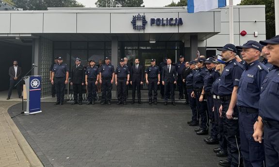 przed budynkiem stoją policjanci