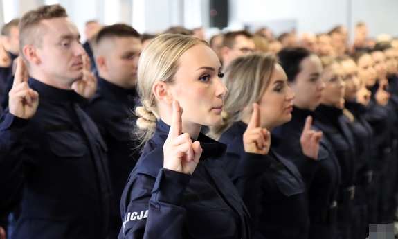policjanci podczas uroczystego ślubowania