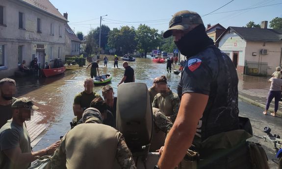 kontrterroryści siedzą na łódce