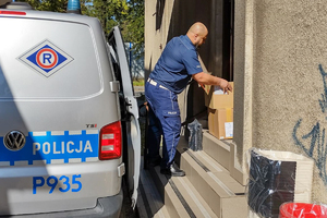 policjanci pomagają powodzianom