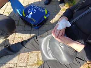 policjanci pomogli rannej kobiecie