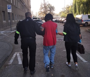 zatrzymany mężczyzna z dwoma policjantami