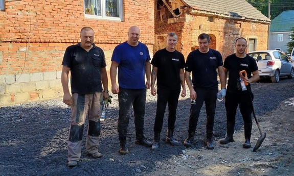 pięciu policjantów, którzy ruszyli z pomocą powodzianom