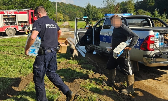 policjanci pomagają mieszkańcom zalanych miejscowości
