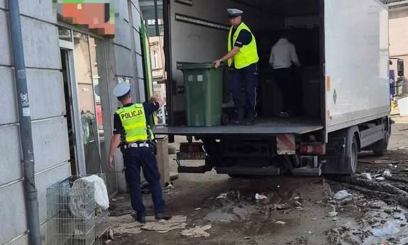 policjanci sprzątają po powodzi