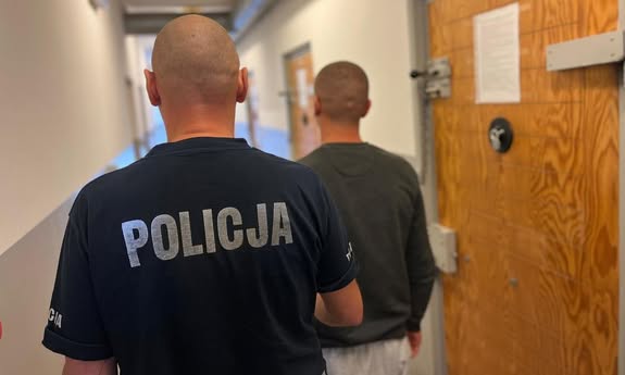 policjant z zatrzymanym