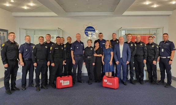 grupa policjantów pozuje do zdjęcia
