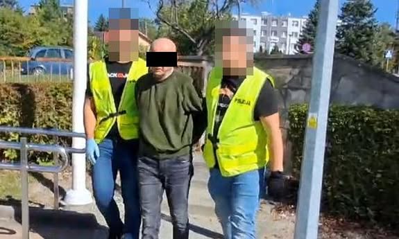 policjanci idą z zatrzymanym