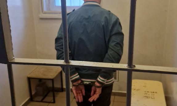zatrzymany stoi w celi