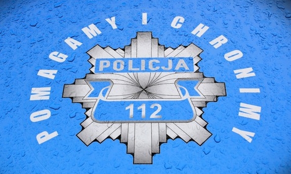 Logo pomagamy i chronimy na masce radiowozu policyjnego.