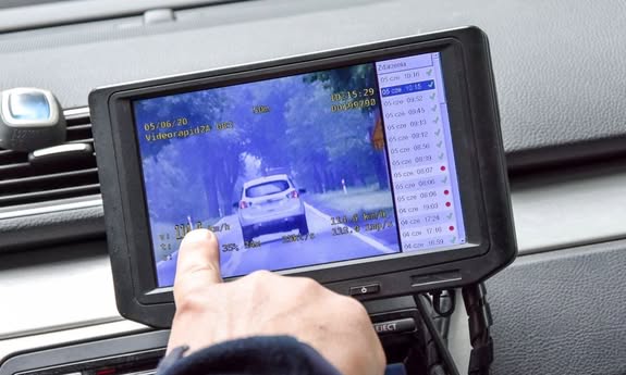 policjant pokazuje palcem na ekran
