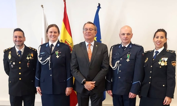 Ambasador Królestwa Hiszpanii oraz odznaczeni policjanci polscy i hiszpańscy.
