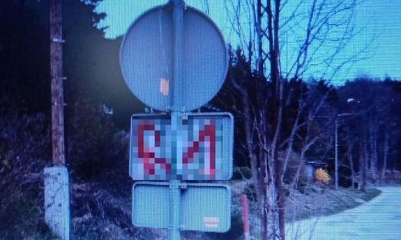Graffiti na znaku drogowym.