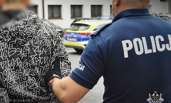 policjant z zatrzymanym