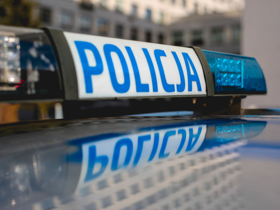 belka świetlna z napisem Policja na dachu radiowozu