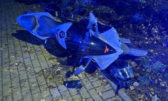 przewrócony motocykl na chodniku