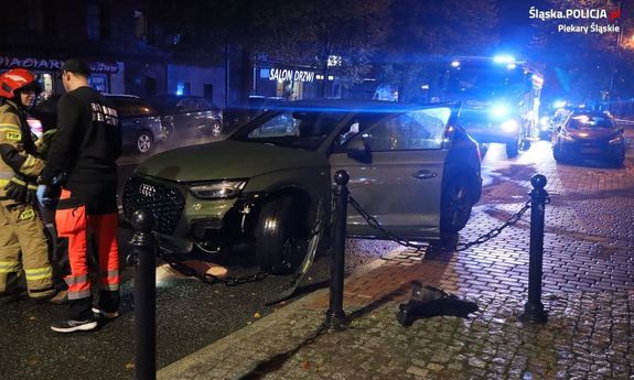 auto stoi na ulicy w nocy.