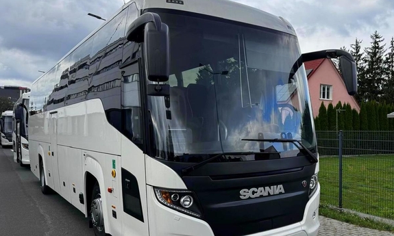 Ujęcie na autokar marki SCANIA HIGHER TOURING od zewnątrz.
