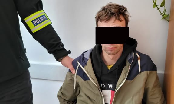 zatrzymany siedzi na krześle.