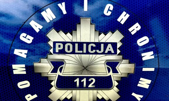 napis pomagamy i chronimy na radiowozie.