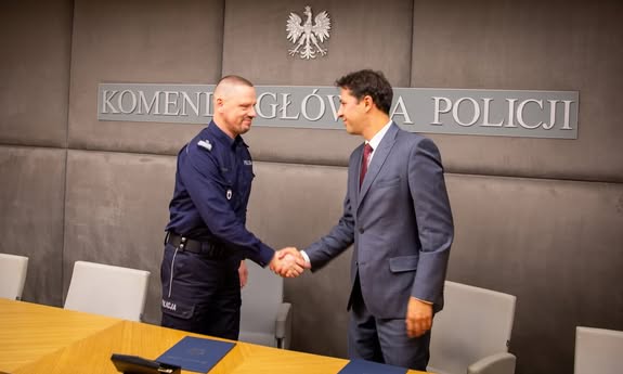 Komendant Główny Policji, nadinsp. Marek Boroń podaje rękę reprezentantowi Stowarzyszenia Polska Platforma Bezpieczeństwa Wewnętrznego Rashelowi Talukderowi