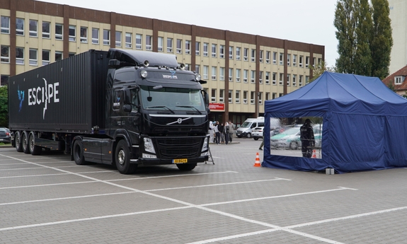 Escapetruck stojący na placu.