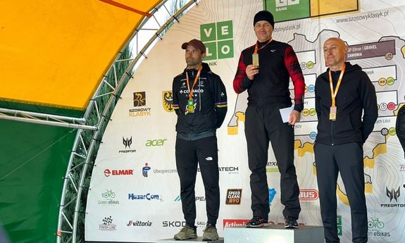 Komisarz Marek Drzała Naczelnik Wydziału Ruchu Drogowego z wrocławskiej Policji na pierwszym miejscu podium.