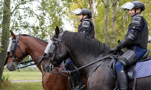 policjantki siedzą na koniach.