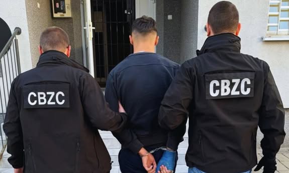 POLICJANCI CBZC IDĄ Z ZATRZYMANYM.