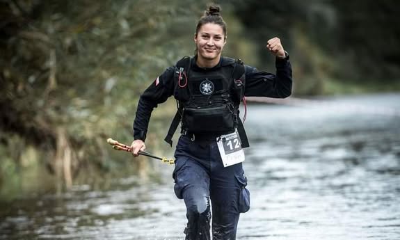 policjantka idzie przez wodę.
