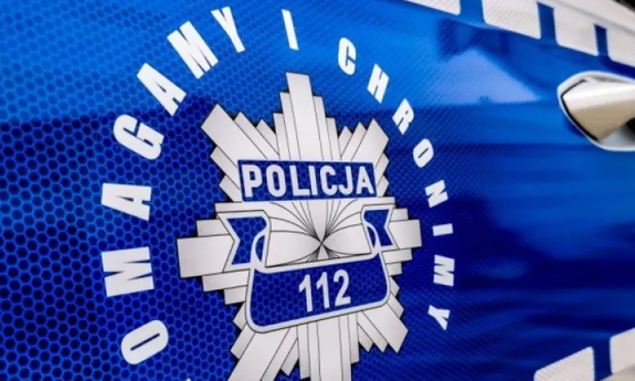 Logo Pomagamy i chronimy na drzwiach radiowozu policyjnego.