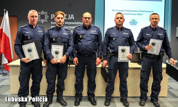 Policjanci, uczestnicy konkursu z dyplomami.