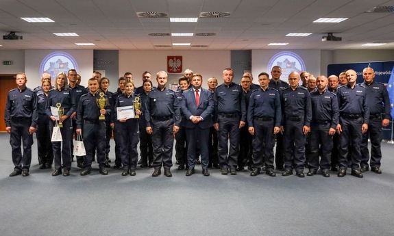 Grupa policjantów uczestniczących w konkursie na zdjęciu grupowym.