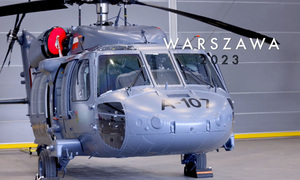 Policyjny śmigłowiec Black Hawk w hangarze.