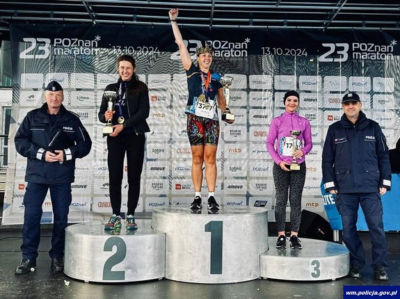 Policjantki na podium.