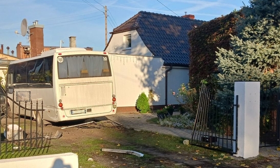 Autobus wjechał na posesję i uderzył w budynek.